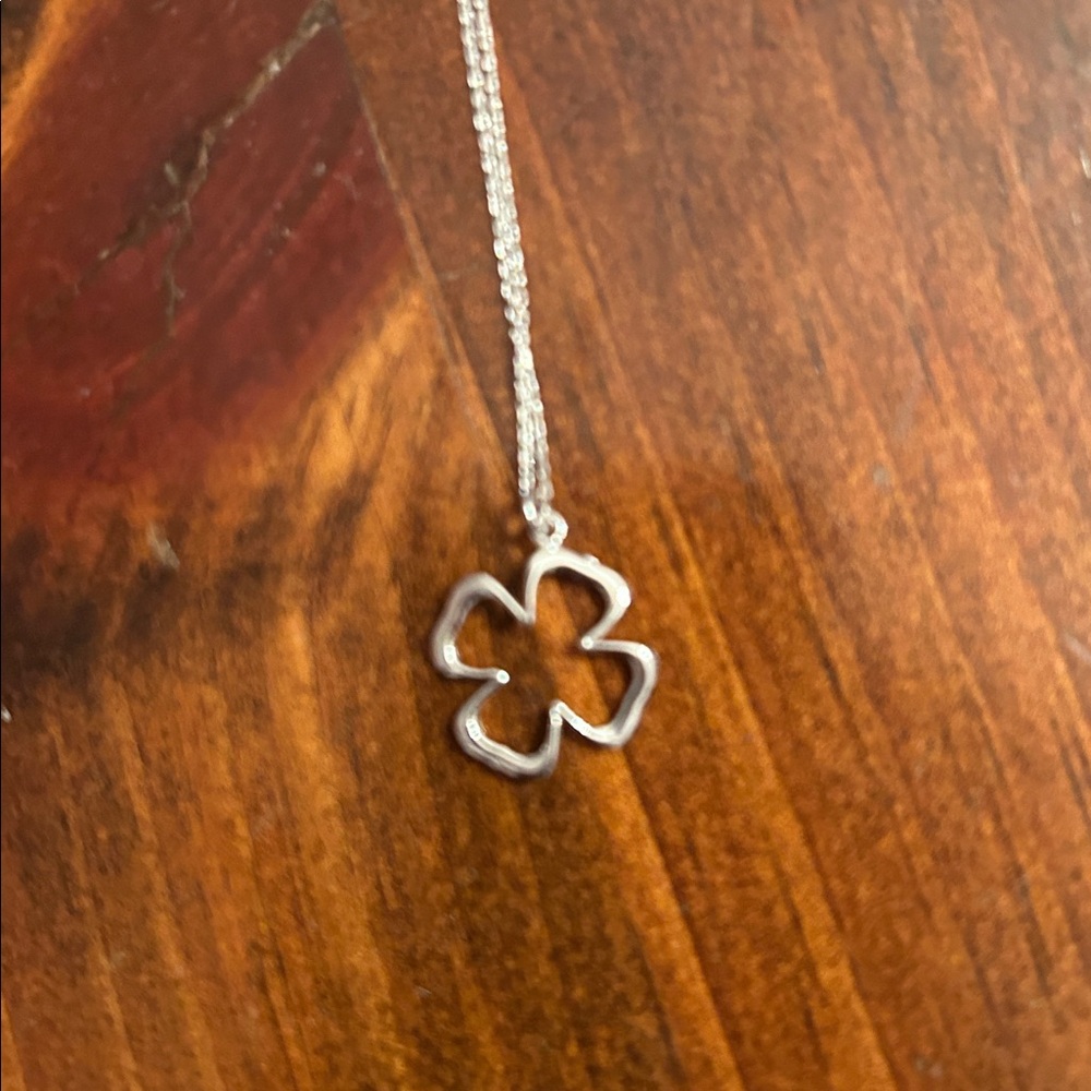 Elegant Silver Clover Necklace - Picture 6 of 6